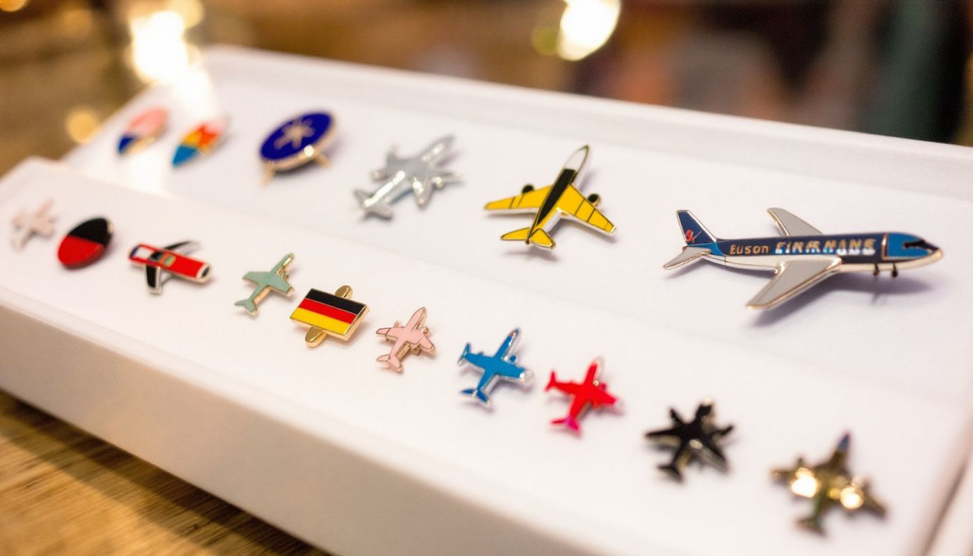 Accessoire - Survolez la mode avec les broches et pins aéronautiques tendances